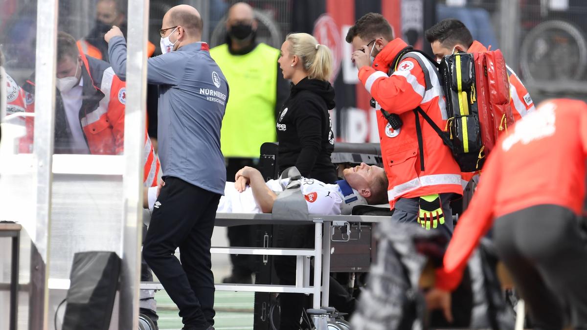 Denis Linsmayer wird verletzt vom Platz getragen Denis Linsmayer wird verletzt vom Platz getragen