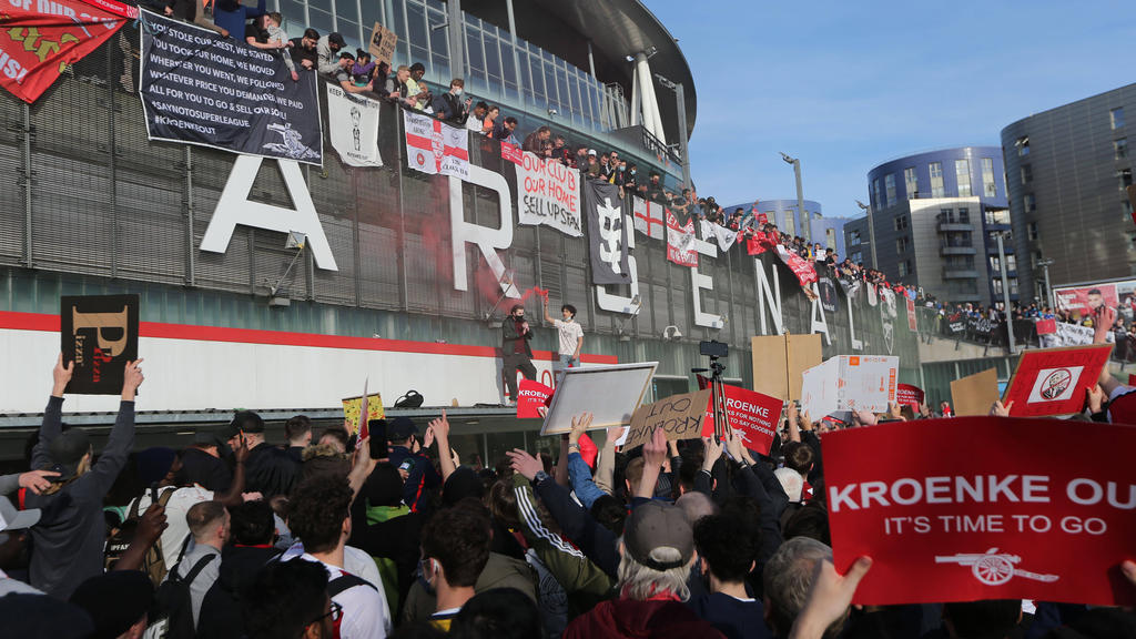 Arsenal fans turn to devil and vampire in protests at owner Kroenke