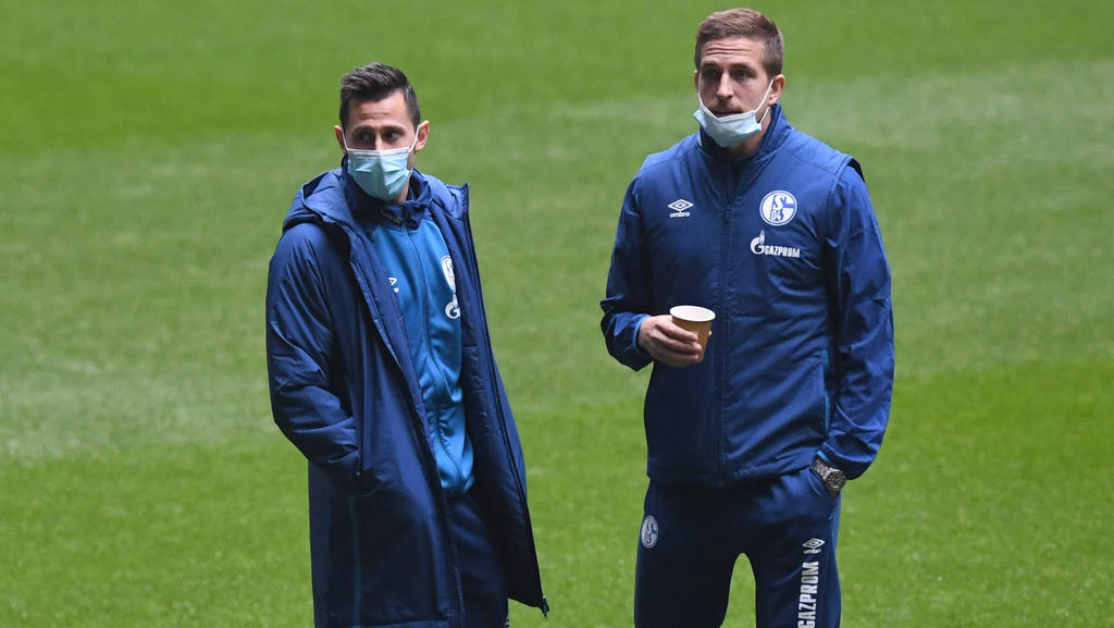 Steven Skrzybski (l.) und Bastian Oczipka verabschieden sich vom FC Schalke 04