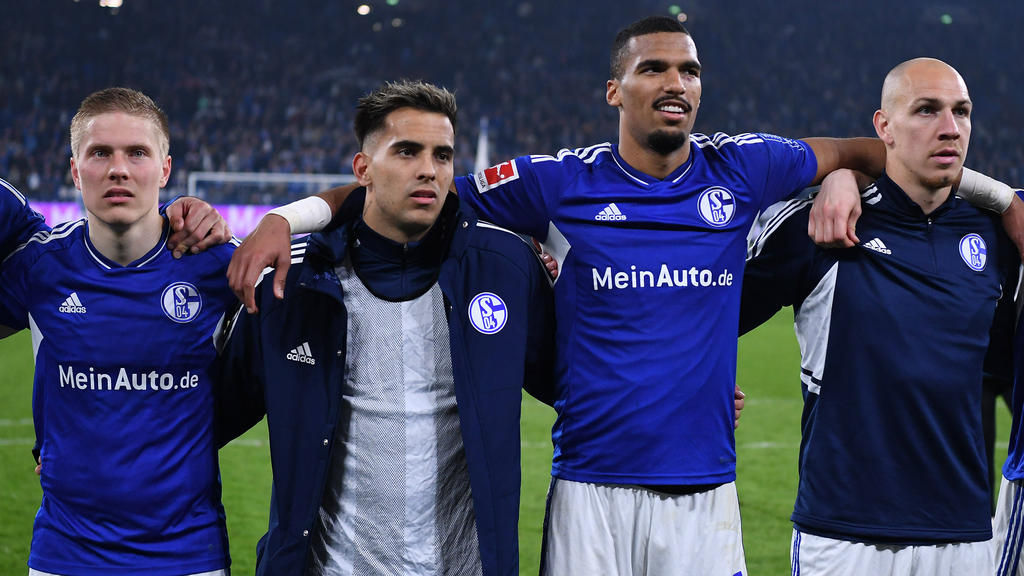 Moritz Jenz (2.v.r.) verlässt den FC Schalke 04 wieder
