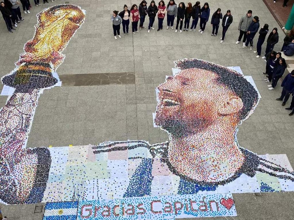 Ein Messi-Mosaik aus Schraubverschlüssen in der Provinz Buenos Aires Ein Messi-Mosaik aus Schraubverschlüssen in der Provinz Buenos Aires