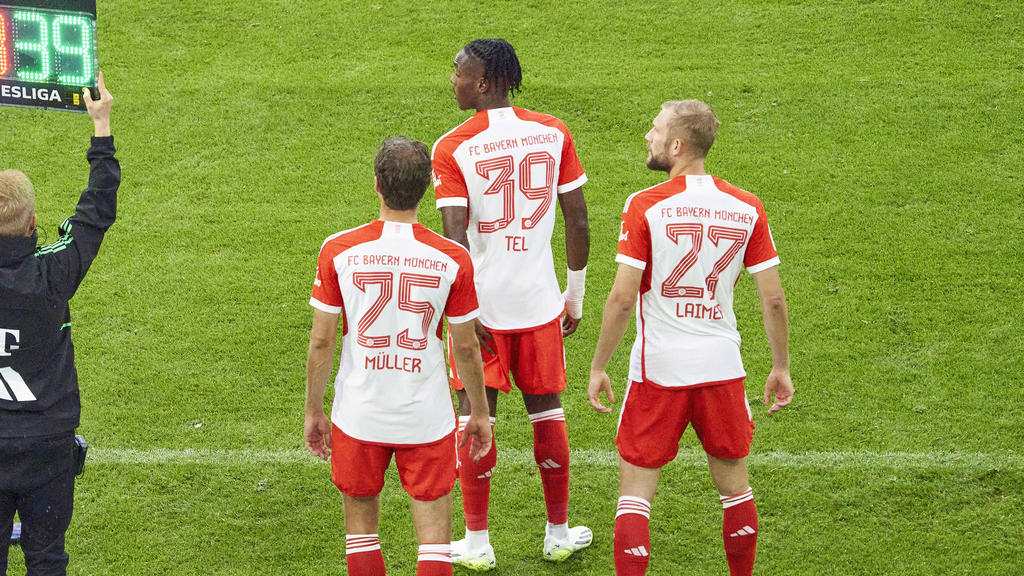 Mathys Tel (Nr. 39) hat einen kleinen Fan des FC Bayern glücklich gemacht Mathys Tel (Nr. 39) hat einen kleinen Fan des FC Bayern glücklich gemacht