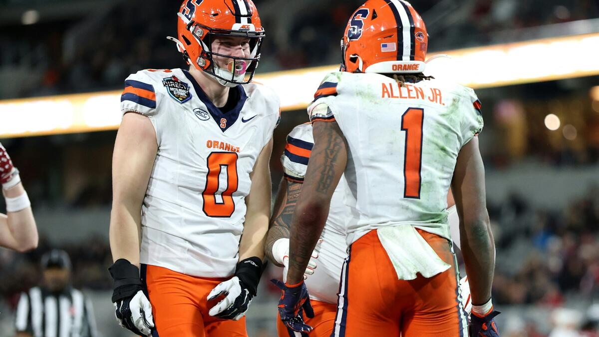 Mang (l.) im Trikot der Syracuse University