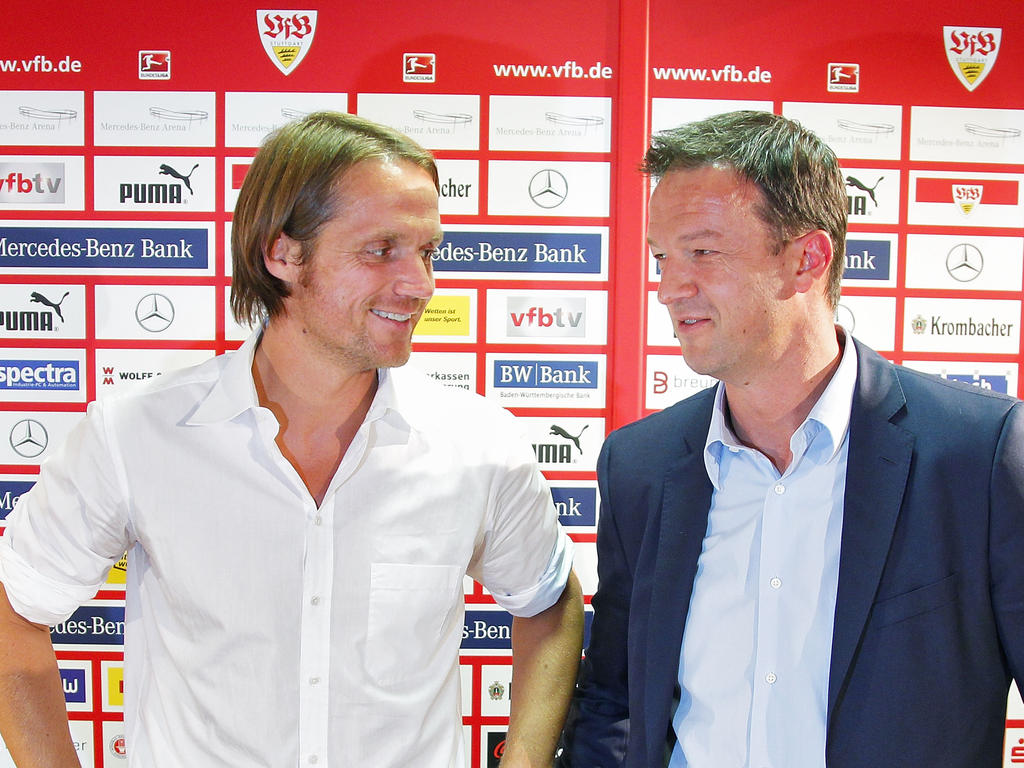 Stuttgarts Manager Fredi Bobic (r.) mit Trainer Thomas Schneider