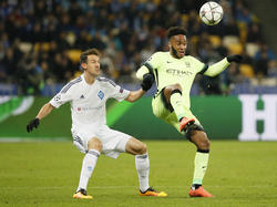 Raheem Sterling (r.) probeert een hoge bal te controleren op het moment dat hij onder druk wordt gezet door Danilo Silva (l.) tijdens de wedstrijd Dinamo Kiev - Manchester City. (24-08-2016)