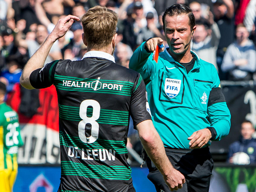 Scheidsrechter Bas Nijhuis (r.) besluit Michael de Leeuw met rood van het veld te sturen nadat de aanvaller van FC Groningen een kopstoot geeft aan ADO-verdediger Tom Beugelsdijk. (03-04-2016)