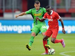 Quincy Promes (r.) duelleert met Granit Xhaka (l.) tijdens de oefenwedstrijd FC Twente - Borussia Mönchengladbach. (2-8-2014)
