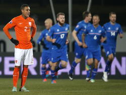 De IJslanders zoeken na de 1-0 hun eigen helft weer op, terwijl Oranje-verdediger Gregory van der Wiel (l.) er beteuterd bij staat. (13-10-2014)