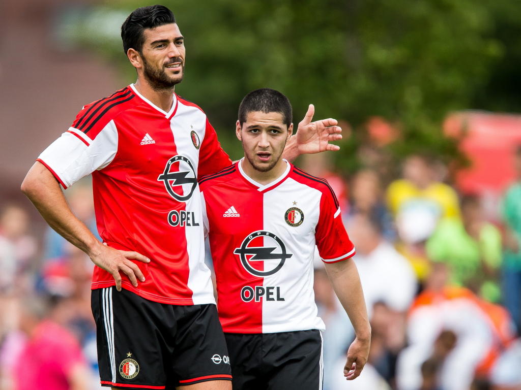 Anass Achahbar (r.) zoekt Graziano Pellè op in de voorbereiding van Feyenoord op het seizoen 2014-2015. (28-06-2014)