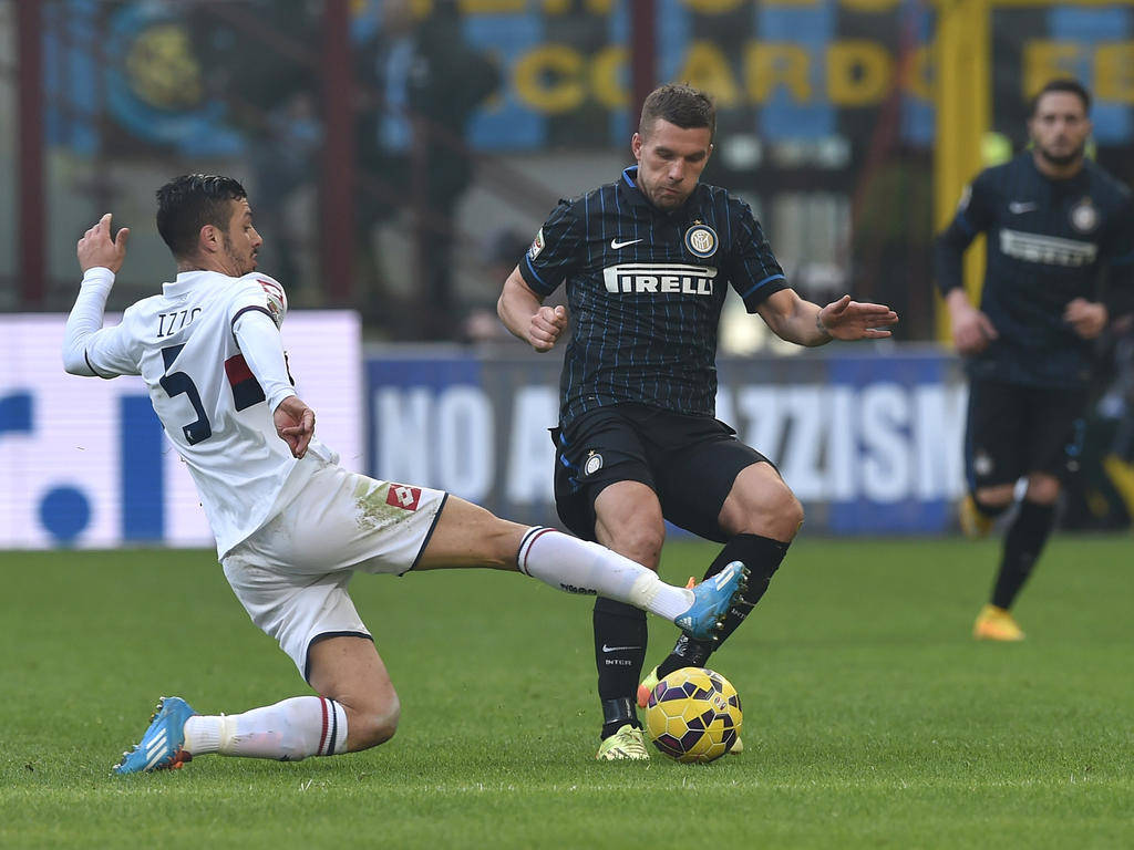 Armando Izzo (izq.) en un duelo ante el Inter de Milán de la pasada temporada. (Foto: Getty)