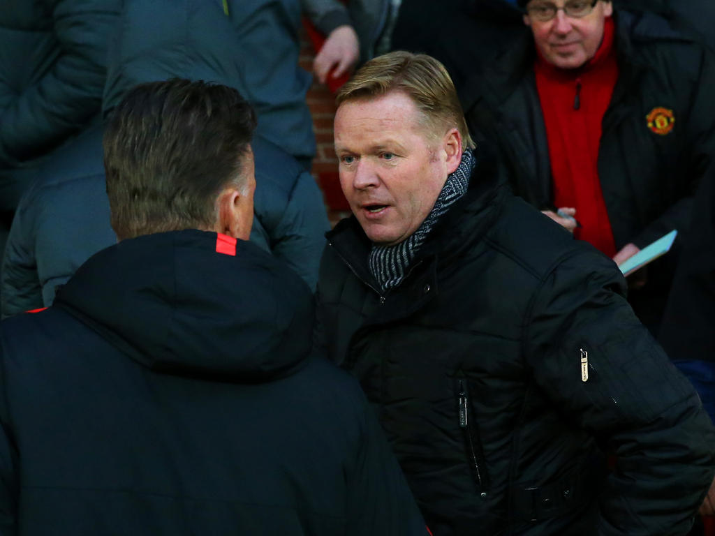Manchester United-trainer Louis van Gaal (l.) en Southampton-trainer Ronald Koeman (r.) schudden elkaar de hand voorafgaand aan Manchester United - Southampton. (11-01-2015) Manchester United-trainer Louis van Gaal (l.) en Southampton-trainer Ronald Koeman (r.) schudden elkaar de hand voorafgaand aan Manchester United - Southampton. (11-01-2015)