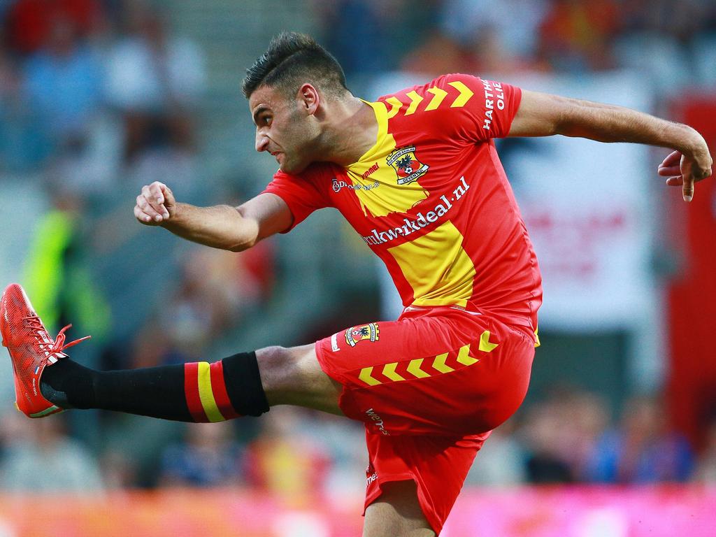 Deniz Türüç schiet op doel tijdens het duel in de voorronde van de Europa League tussen Go Ahead Eagles en Ferencvárosi TC. (02-07-2015)