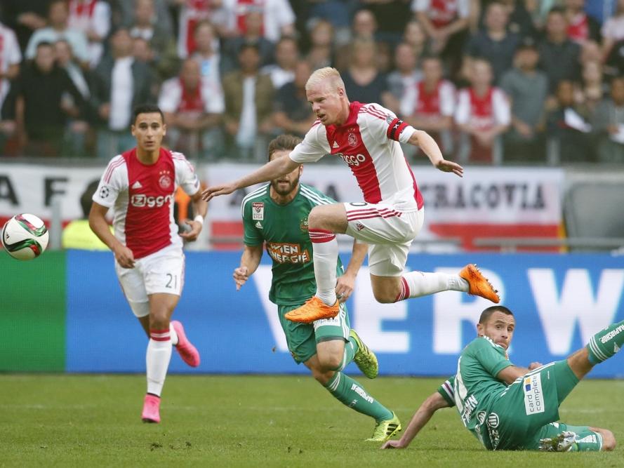 Ajax-middenvelder Davy Klaassen omspringt handig zijn tegenstander tijdens het duel met Rapid Wien in de derde voorronde van de Champions League. (04-08-2015)