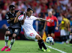 Ibrahima Traoré von Borussia Mönchengladbach (l.) kann im Duell mit Sevillas Vitolo an der Seitenlinie den Ball nicht erobern. (15.09.2015)