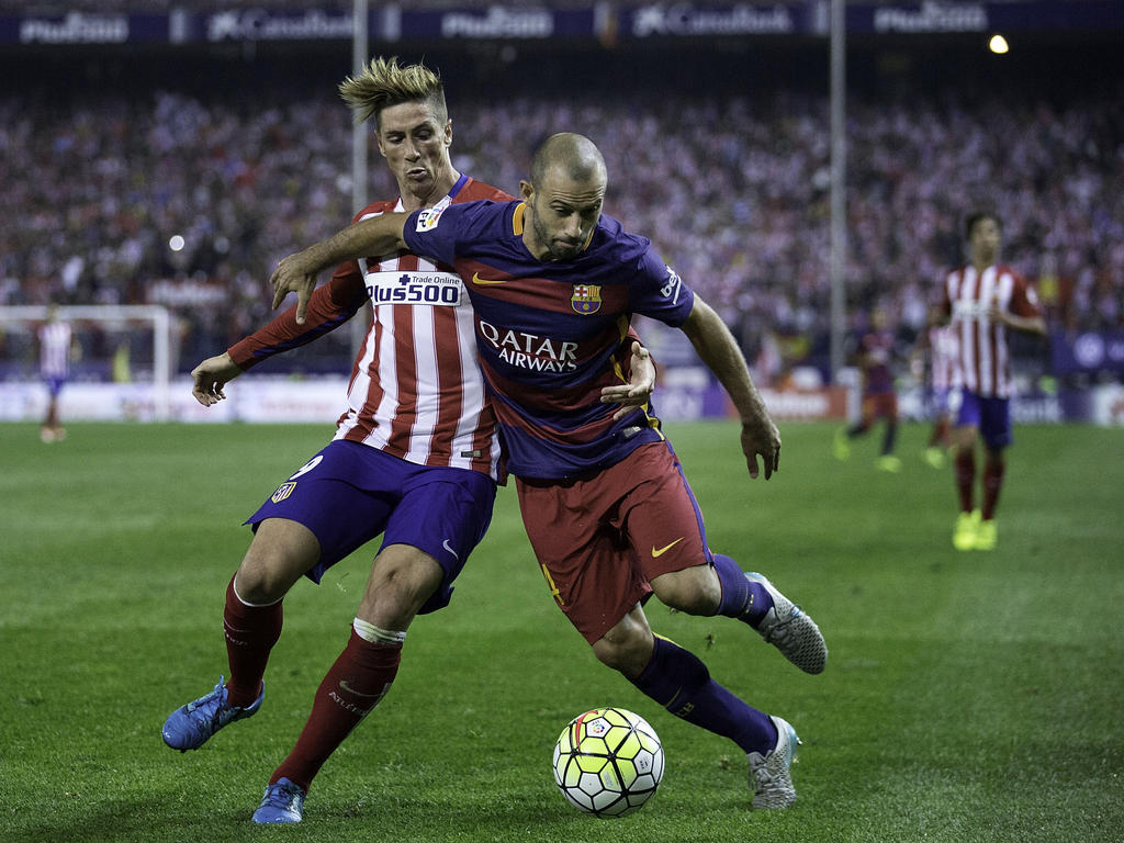 Atléticos Fernando Torres (l.) und Barcas Javier Mascherano kämpfen im Hinspiel um den Ball