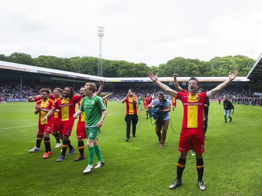 De spelers van Go Ahead Eagles vieren feest voor het uitvak in de Vijverberg. Na een 1-1 gelijkspel is de ploeg zeker van promotie naar de Eredivisie. (22-05-2016)