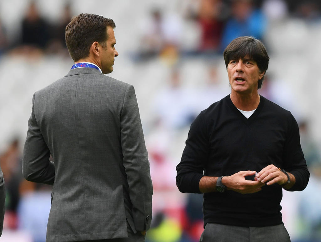 Oliver Bierhoff (l.) lobt Bundestrainer Joachim Löw Oliver Bierhoff (l.) lobt Bundestrainer Joachim Löw
