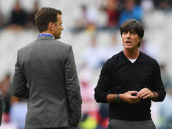 Oliver Bierhoff (l.) lobt Bundestrainer Joachim Löw