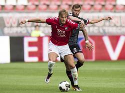 Timo Letschert (l.) probeert Leo Baptistão (r.) van zich af te houden tijdens het oefenduel FC Utrecht - Espanyol (26-07-2016).