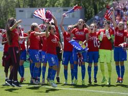 Las chicas del Atlético celebran el título en el campo del Zaragoza. (Foto: Imago)