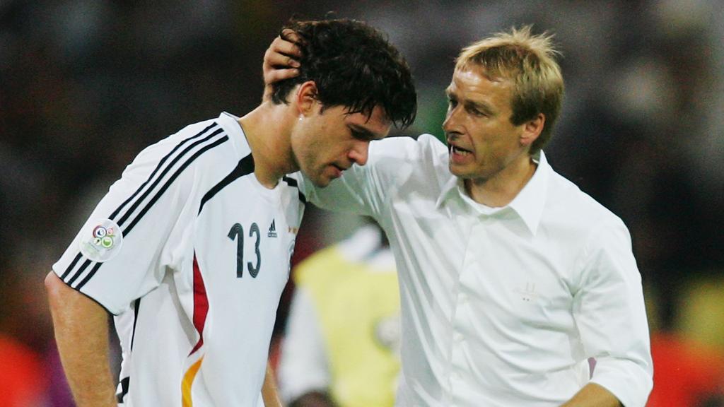 Jürgen Klinsmann und Michael Ballack kennen sich aus gemeinsamen Zeiten in DFB-Team