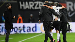 Jonas Hector musste gestützt von Betreuern vom Platz gebracht werden