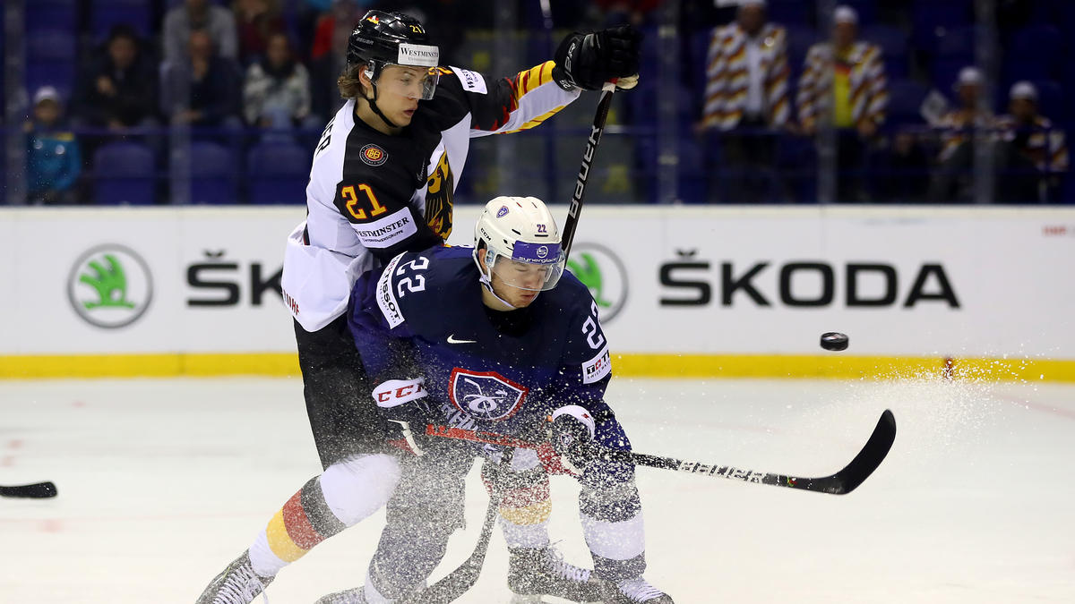 Moritz Seider (l.) ist für das Spiel gegen Kanada fraglich Moritz Seider (l.) ist für das Spiel gegen Kanada fraglich