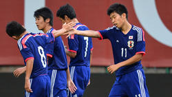 Taisei Miyashiro es felicitado por un gol con Japón. (Foto: Getty)
