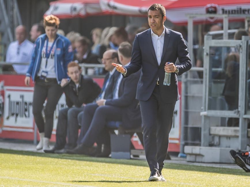 Giovanni van Bronckhorst ziet dat het niet goed gaat met zijn Feyenoord, dat na een halfuur spelen tegen een 2-1 achterstand aankijkt tegen PEC Zwolle. (09-04-2017)
