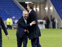 Ajax-trainer Peter Bosz (l.) valt Edwin van der Sar (r.) in de armen als Ajax ten koste van Olympique Lyon de finale van de Europa League heeft bereikt. (11-05-2017)
