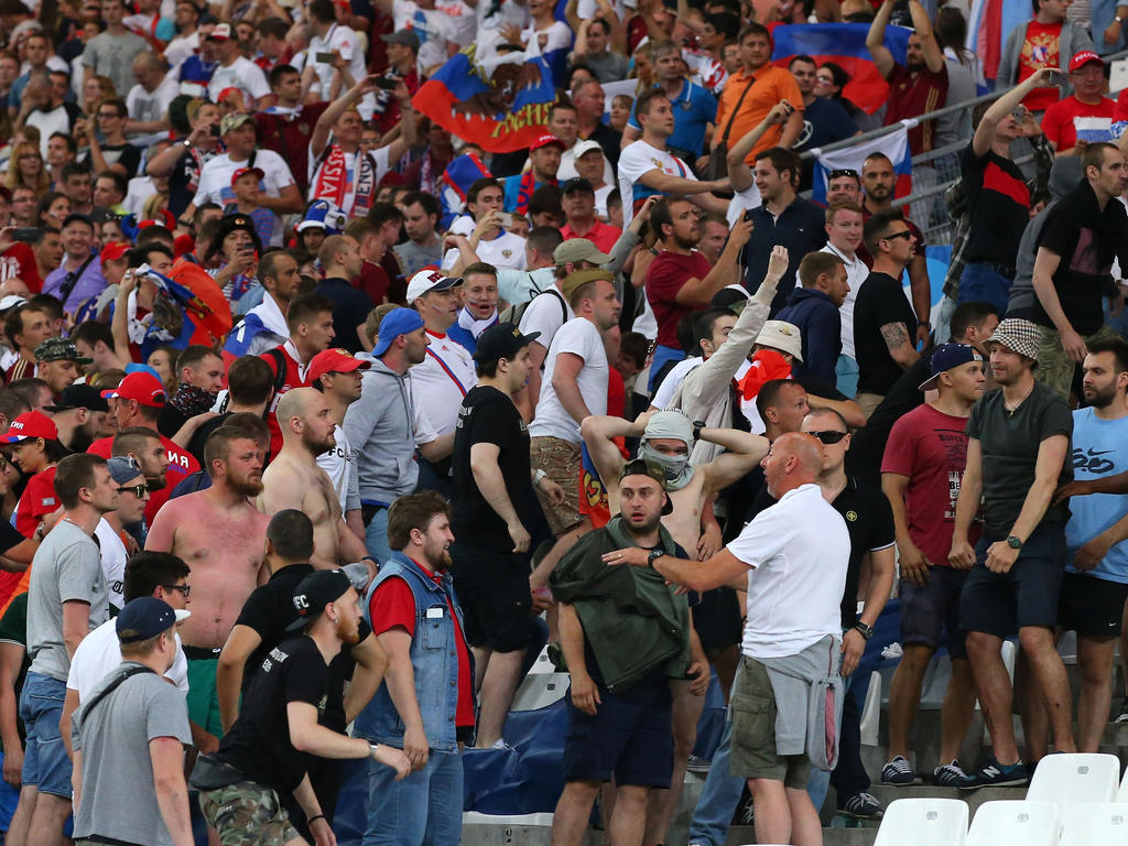Enfrentamiento entre hinchas ingleses y rusos en la pasada Eurocopa. (Foto: Getty)