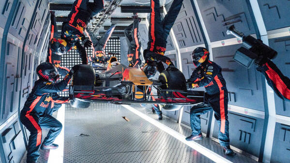 Ein irrer Stunt der Showcrew: Red Bulls Boxenstopp in der Schwerelosigkeit Ein irrer Stunt der Showcrew: Red Bulls Boxenstopp in der Schwerelosigkeit