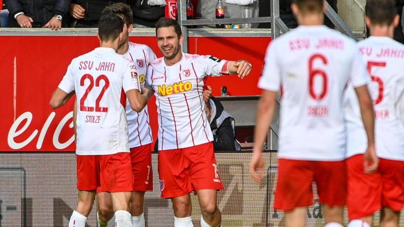 Regensburgs Marco Grüttner (3.v.l.) jubelt nach seinem Treffer zum 1:0 gegen St. Pauli mit seinen Mannschaftskameraden