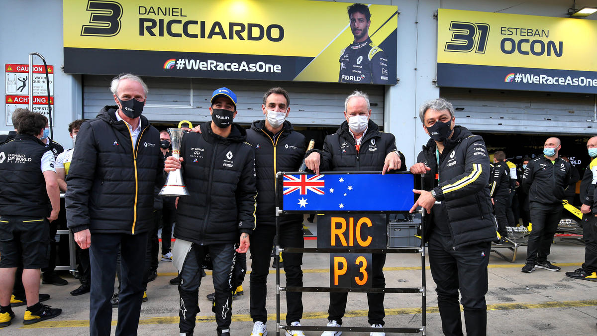 Daniel Ricciardo feiert Platz drei auf dem Nürburgring Daniel Ricciardo feiert Platz drei auf dem Nürburgring