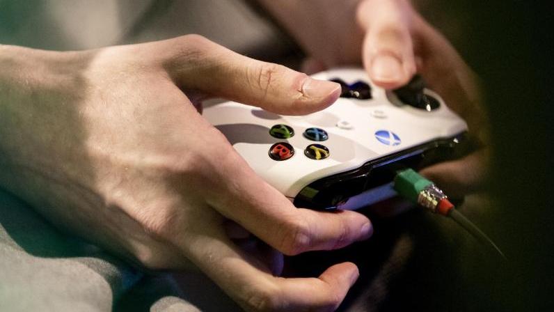 Trotz der ersten Niederlage stehen die FIFA-Profis von RB Leipzig weiter an der Tabellenspitze der Süd-Ost-Division der Virtual Bundesliga Trotz der ersten Niederlage stehen die FIFA-Profis von RB Leipzig weiter an der Tabellenspitze der Süd-Ost-Division der Virtual Bundesliga