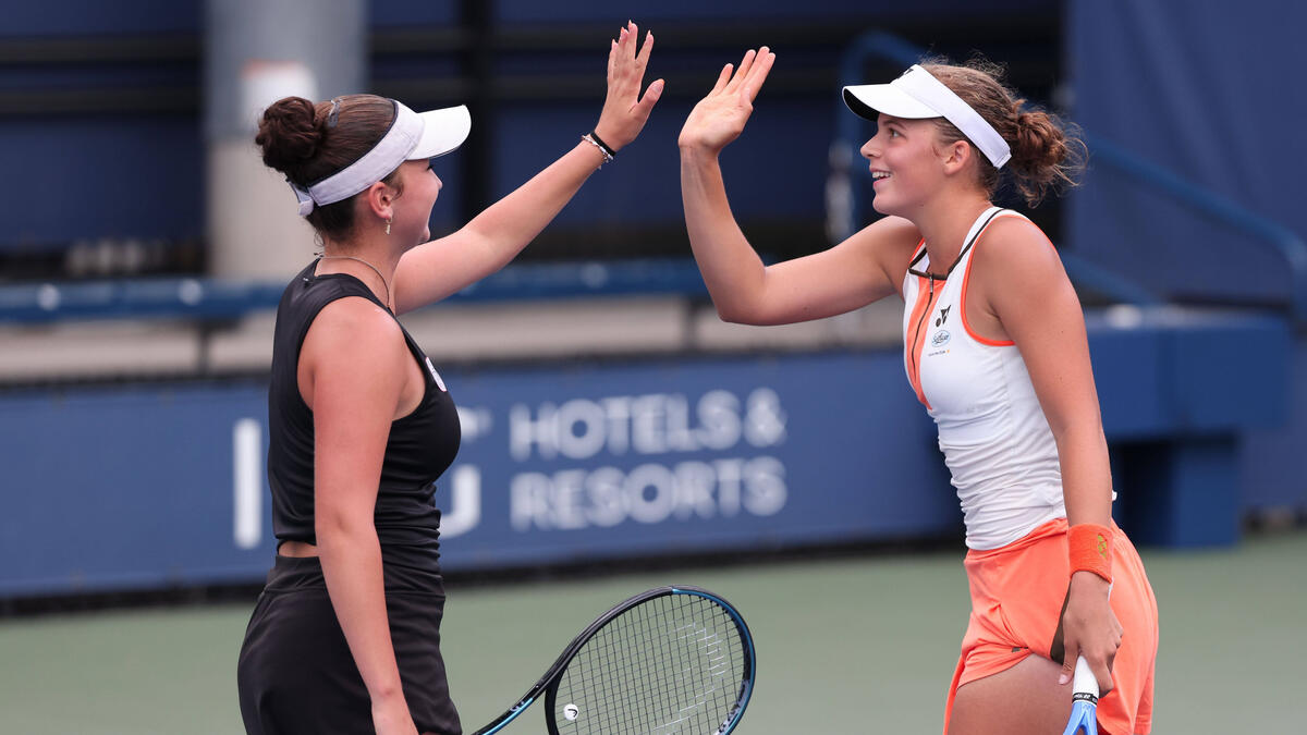 Sonja Zhenikhova (l.) und Eva Bennemann jagen bei den US Open 2025 den Titel im Doppel der Juniorinnen