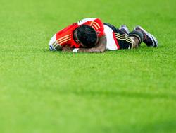 Eljero Elia ligt aangeslagen op de grond tijdens Feyenoord - Willem II. (17-12-2015)