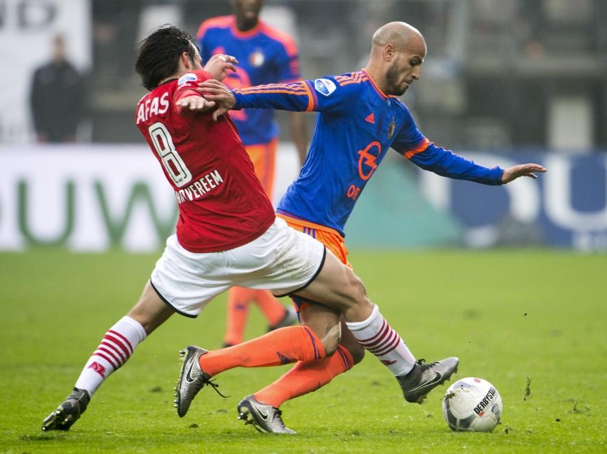 AZ-middenvelder Joris van Overeem probeert de bal van Feyenoorder Karim El Ahmadi te ontfutselen. (24-01-2016)