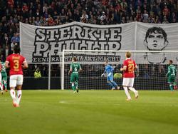 Die Fans von PSV Eindhoven unterstützen Phillip Cocu mit einem Spruchband