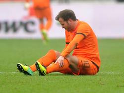 Rafael van der Vaart grijpt naar zijn onderbeen in de oefenwedstrijd tegen Japan. (16-11-2013)