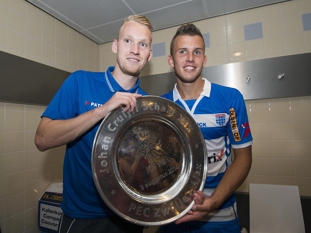 Stef Nijland (l.) en Jesper Drost (r.) tonen trost de gewonnen Johan Cruijff Schaal. Voetbal.com Foto van de Week. (3-8-2014)