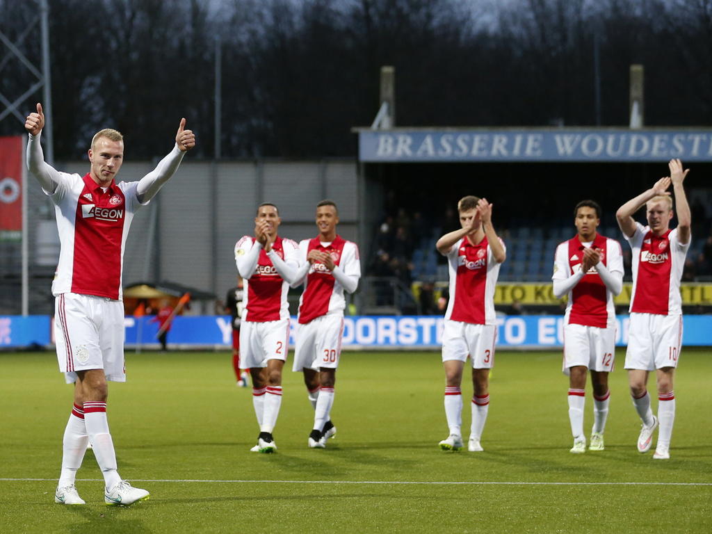 Mike van der Hoorn (l.) wordt bejubeld door de fans van Ajax en Ajacieden zelf. De verdediger scoort de late 0-1 tegen Excelsior en breekt daarmee de wedstrijd open. (21-12-2014)