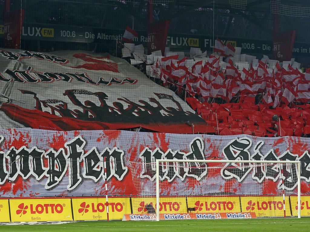 Aficionados del  FC Union Berlin apoyan a su equipo con un grandes pancartas. (Foto: Getty)