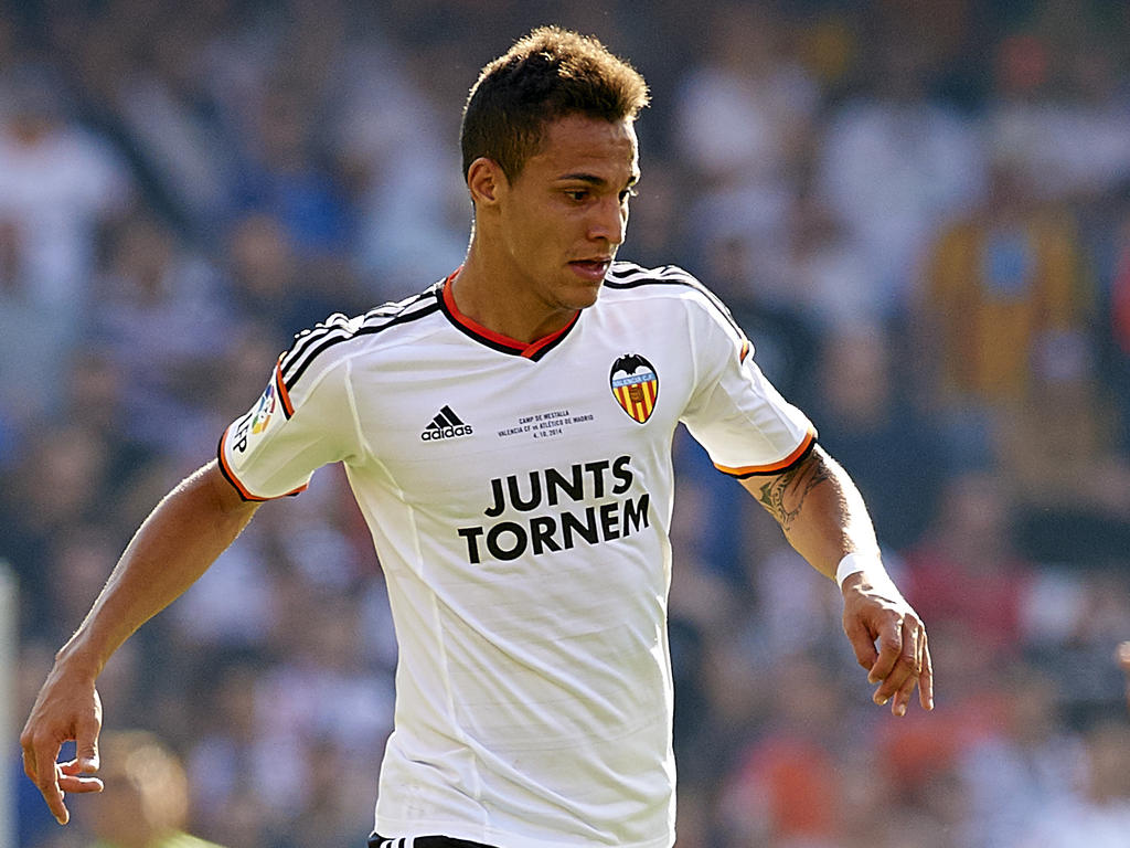 El atacante del Valencia Rodrigo tuvo que abandonar el partido ante el Atlético. (Foto: Getty)