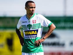Jeroen Lumu kan even uitrusten tijdens het oefenduel WNC - FC Dordrecht. (27-06-2015)