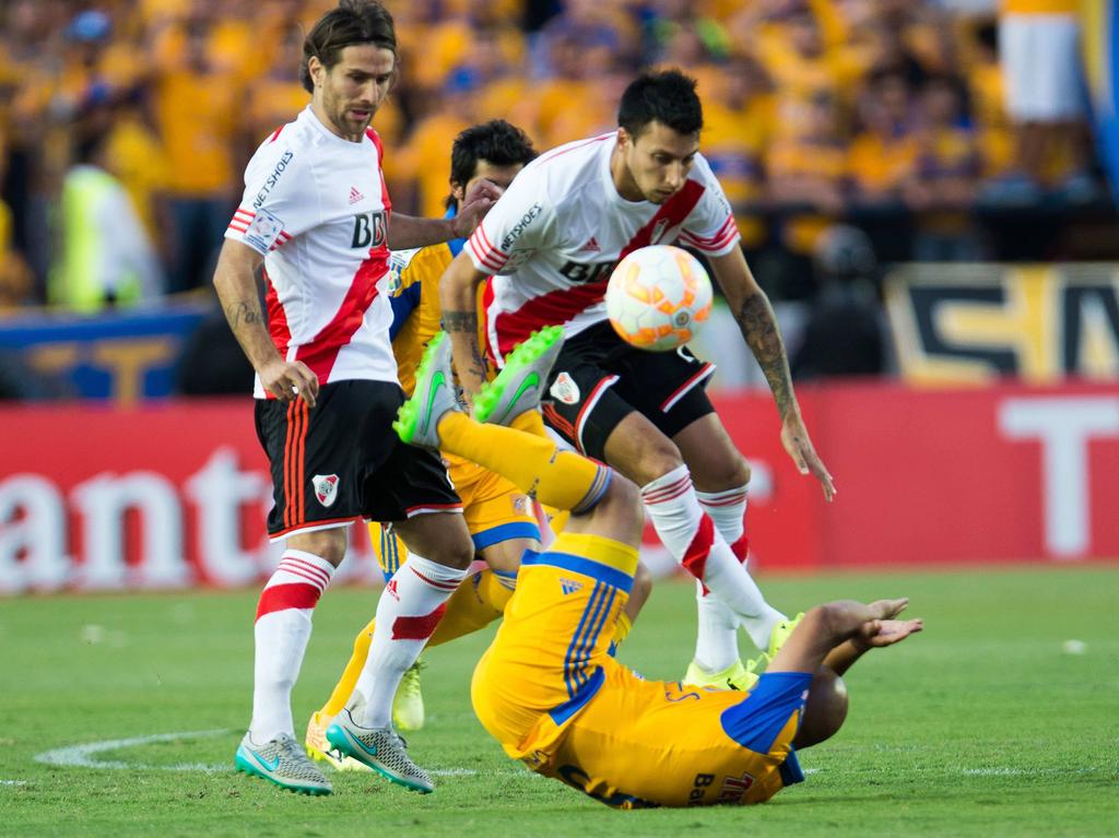 Egidio Arévalo de Tigres (abajo) y Leonel Vangioni de River Plate luchan por el balón. (Foto: Imago)