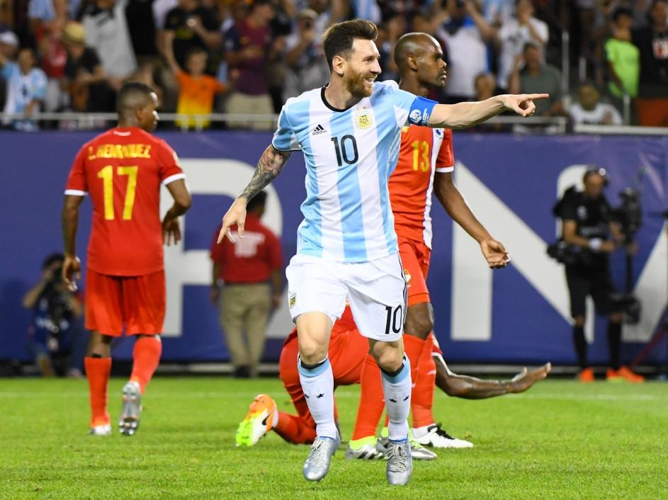 Lionel Messi kan weer ouderwets lachen in het shirt van Argentinië. De superster maakt vlak voor tijd zijn hattrick compleet tegen Panama op de Copa América. (11-06-2016)