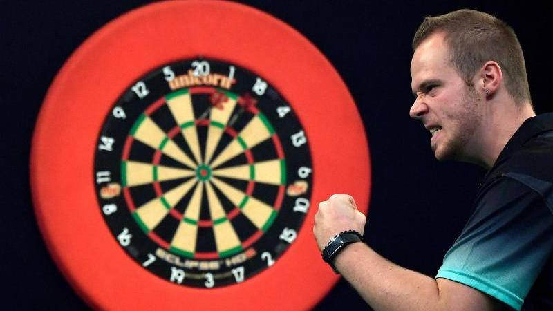 Max Hopp hat bei der Darts-WM die dritte Runde erreicht Max Hopp hat bei der Darts-WM die dritte Runde erreicht