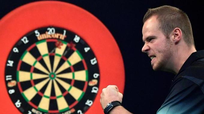 Max Hopp trifft bei der Darts-WM auf Superstar Michael van Gerwen Max Hopp trifft bei der Darts-WM auf Superstar Michael van Gerwen