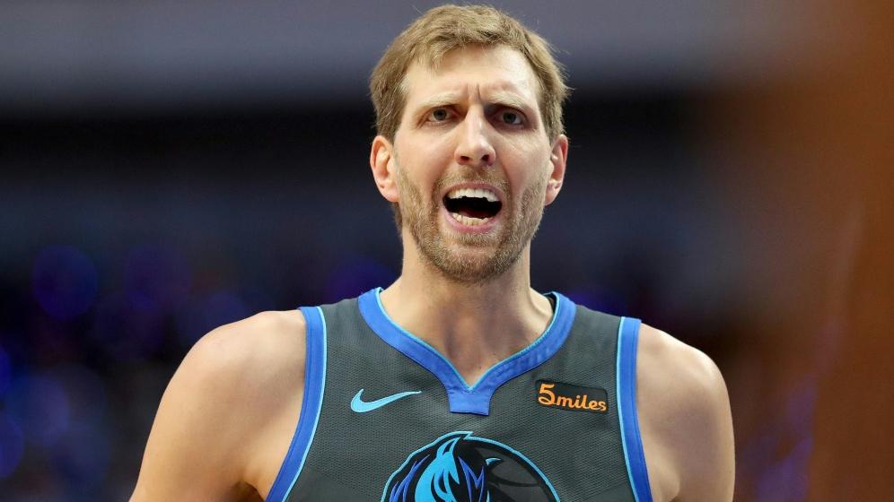 Dirk Nowitzki ärgert sich über die Heimniederlage Dirk Nowitzki ärgert sich über die Heimniederlage